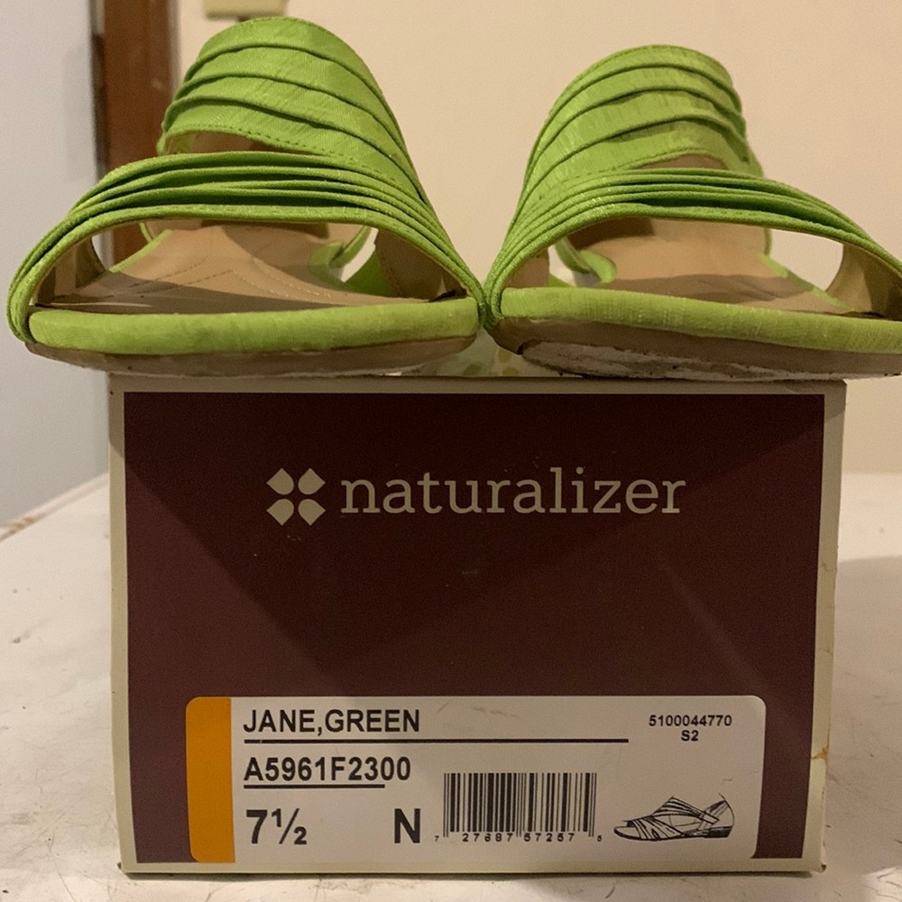 Size 7.5 Jane,Green Naturalizer sandals